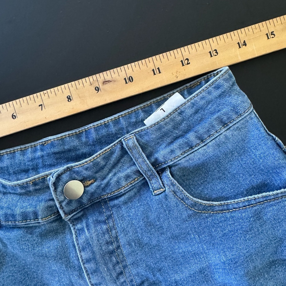 🔥 4 for $20 DEAL 🔥  High-Waisted Distressed Denim Shorts - Size L - Picture 5 of 8